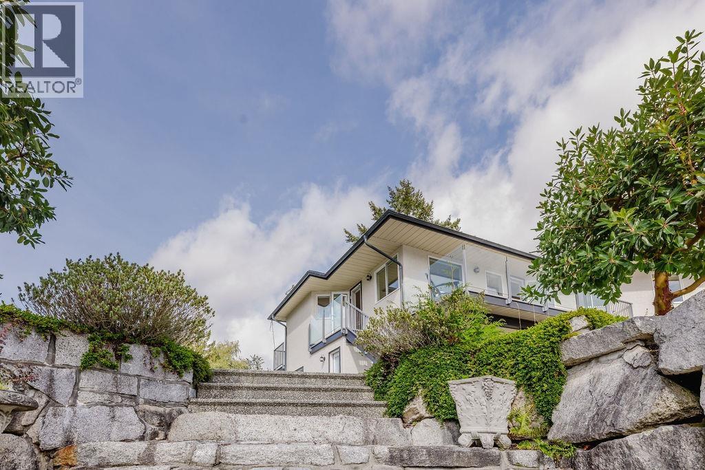5620 Mintie Rd, Halfmoon Bay, BC V7Z 1E8
