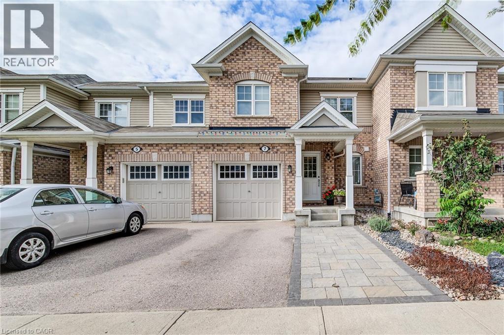7 Stratus St, Kitchener, ON N2R 0K6