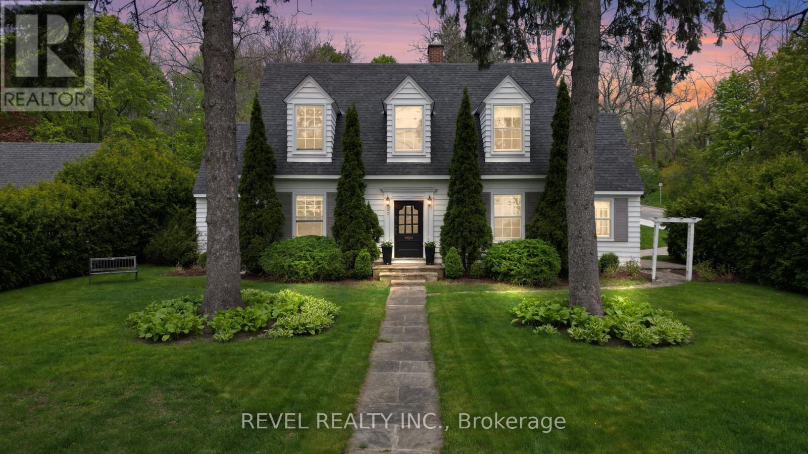102 Blake St, Barrie, ON L4M 1J9
