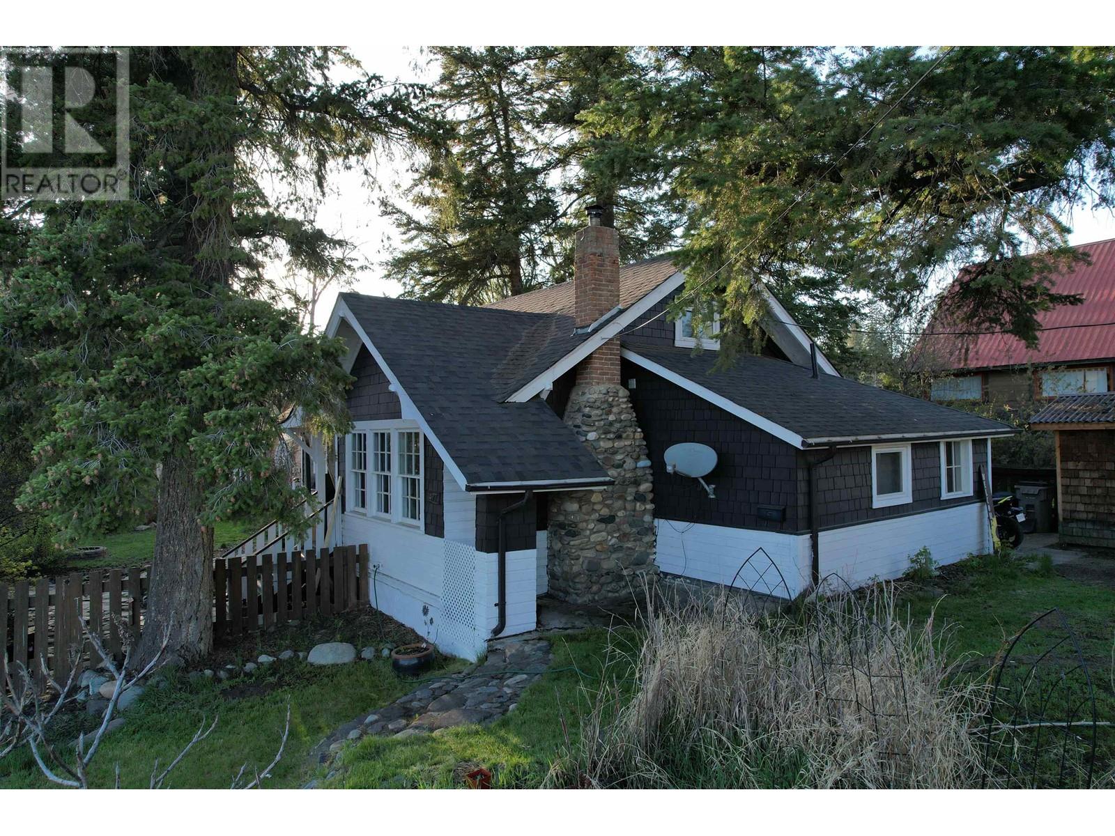 477 Bowron Ave, Quesnel, BC V2J 2H6
