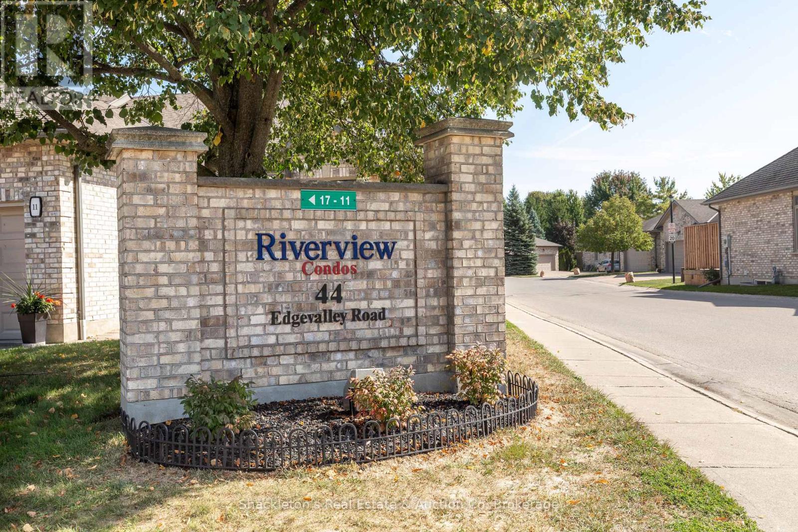 55 44 Edgevalley Rd, London, ON N5Y 5P6