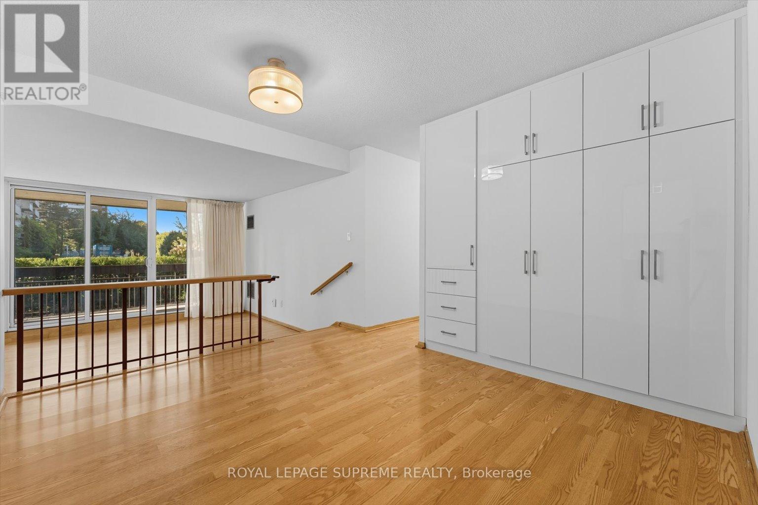 107 270 Scarlett Rd, Toronto, ON M6N 4X7