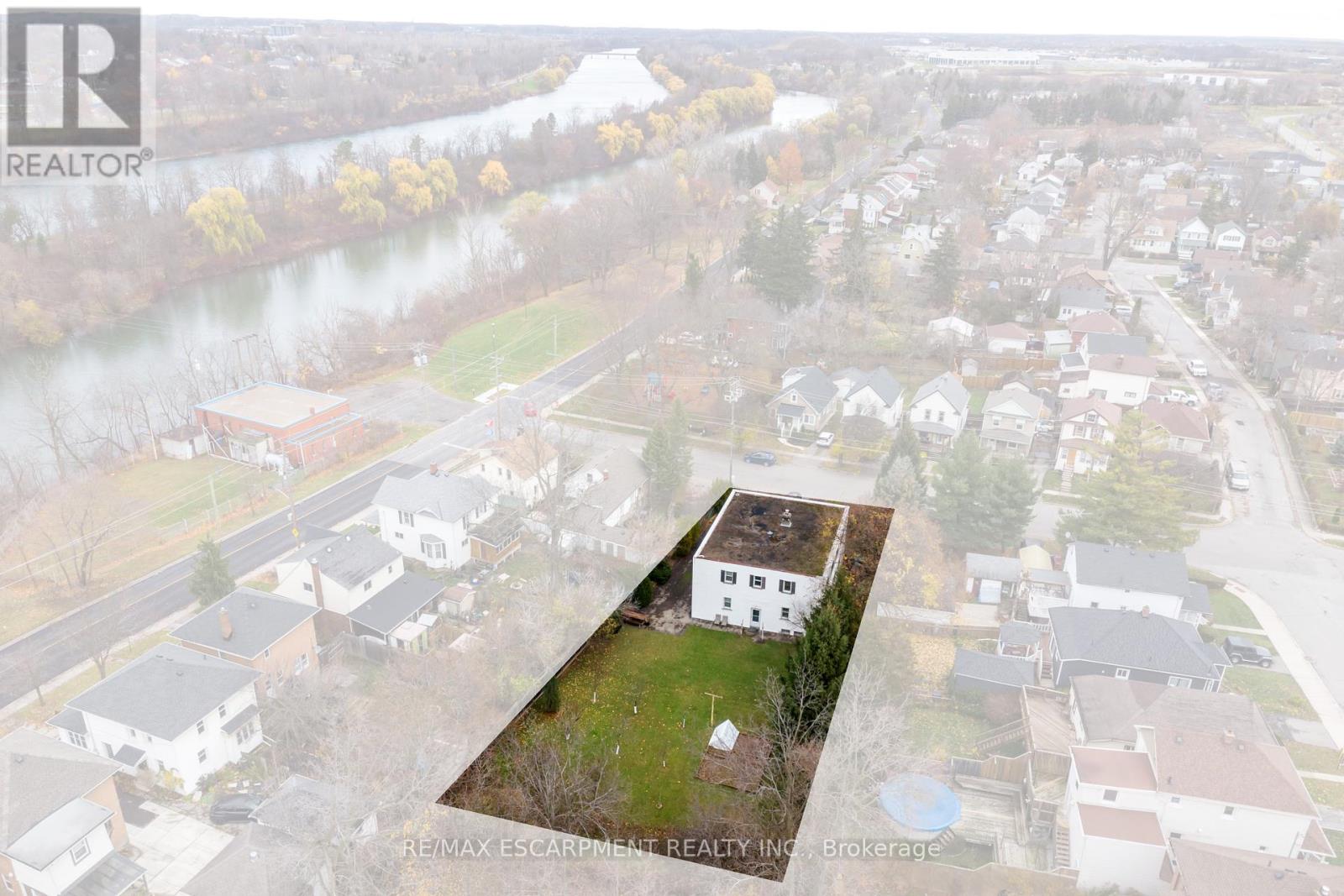 13 Mcmaster Ave, Welland, ON L3B 3S6