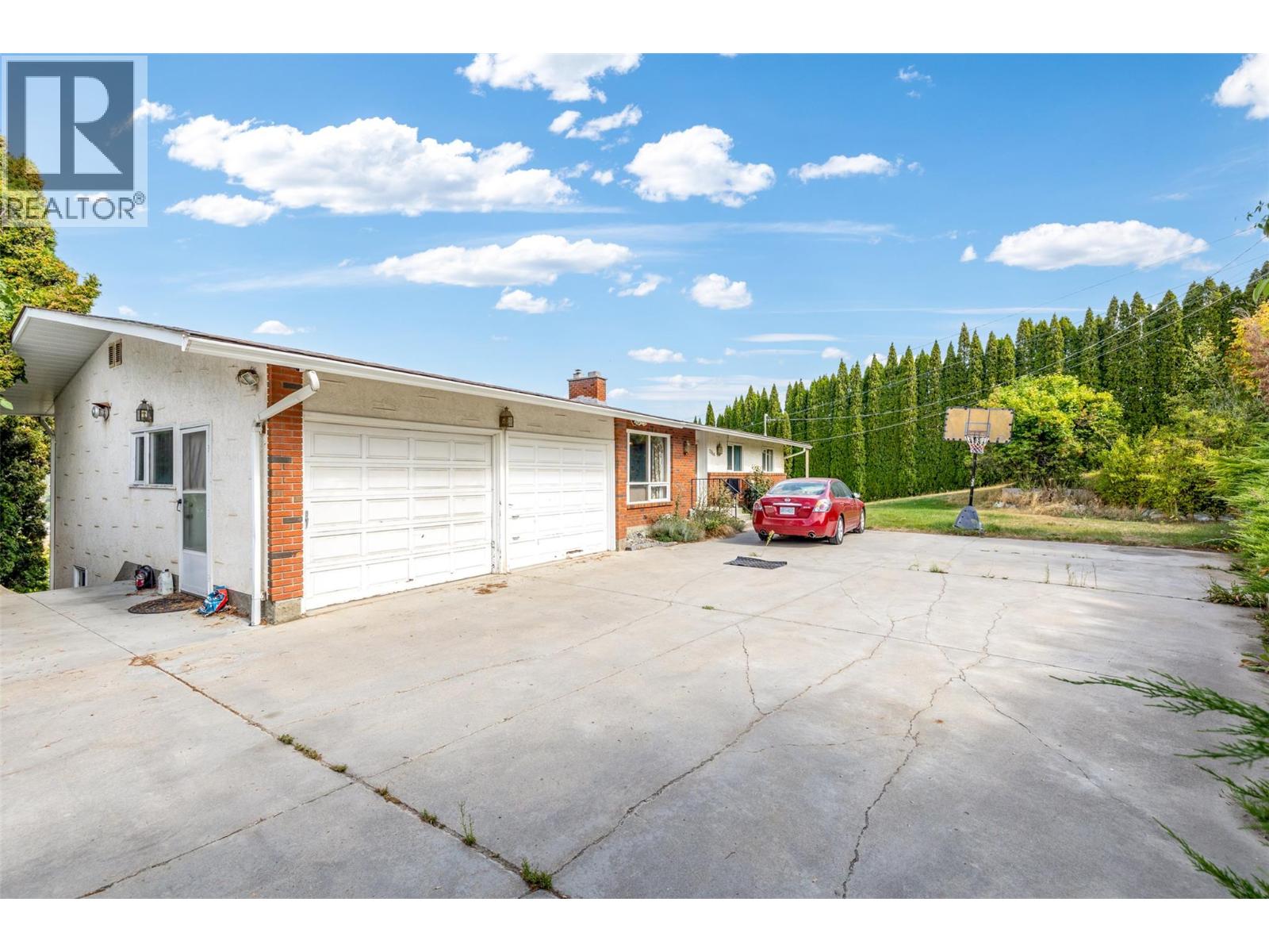 2354 Rojem Rd, Kelowna, BC V1Y 7P9