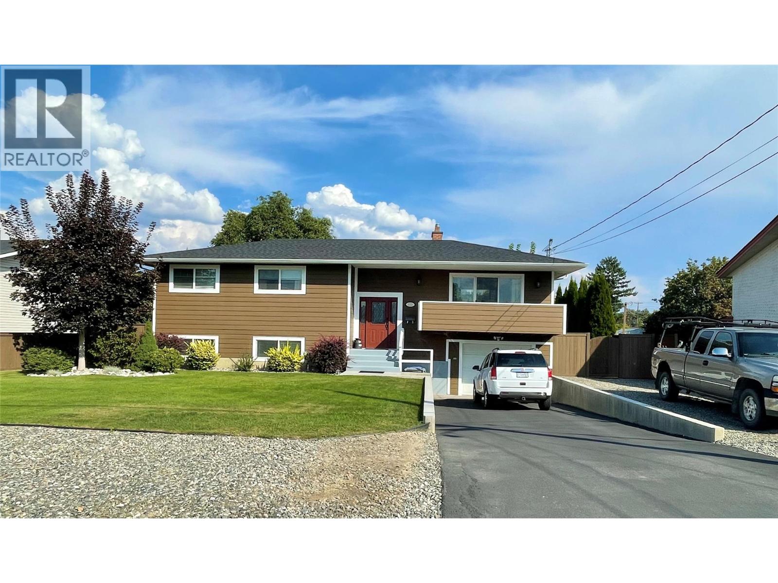 909 Stardust St, Kamloops, BC V2B 4C6