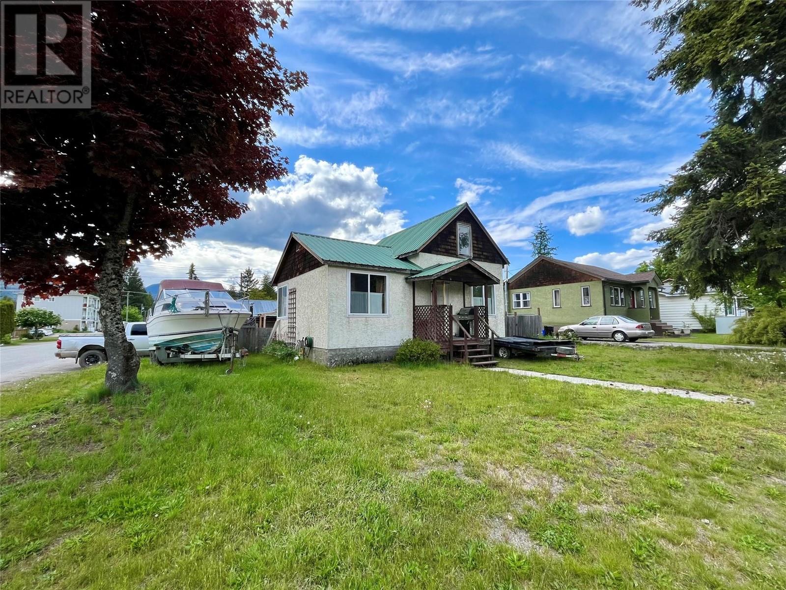 302 6 Avenue Northwest, Nakusp, BC V0G 1R0