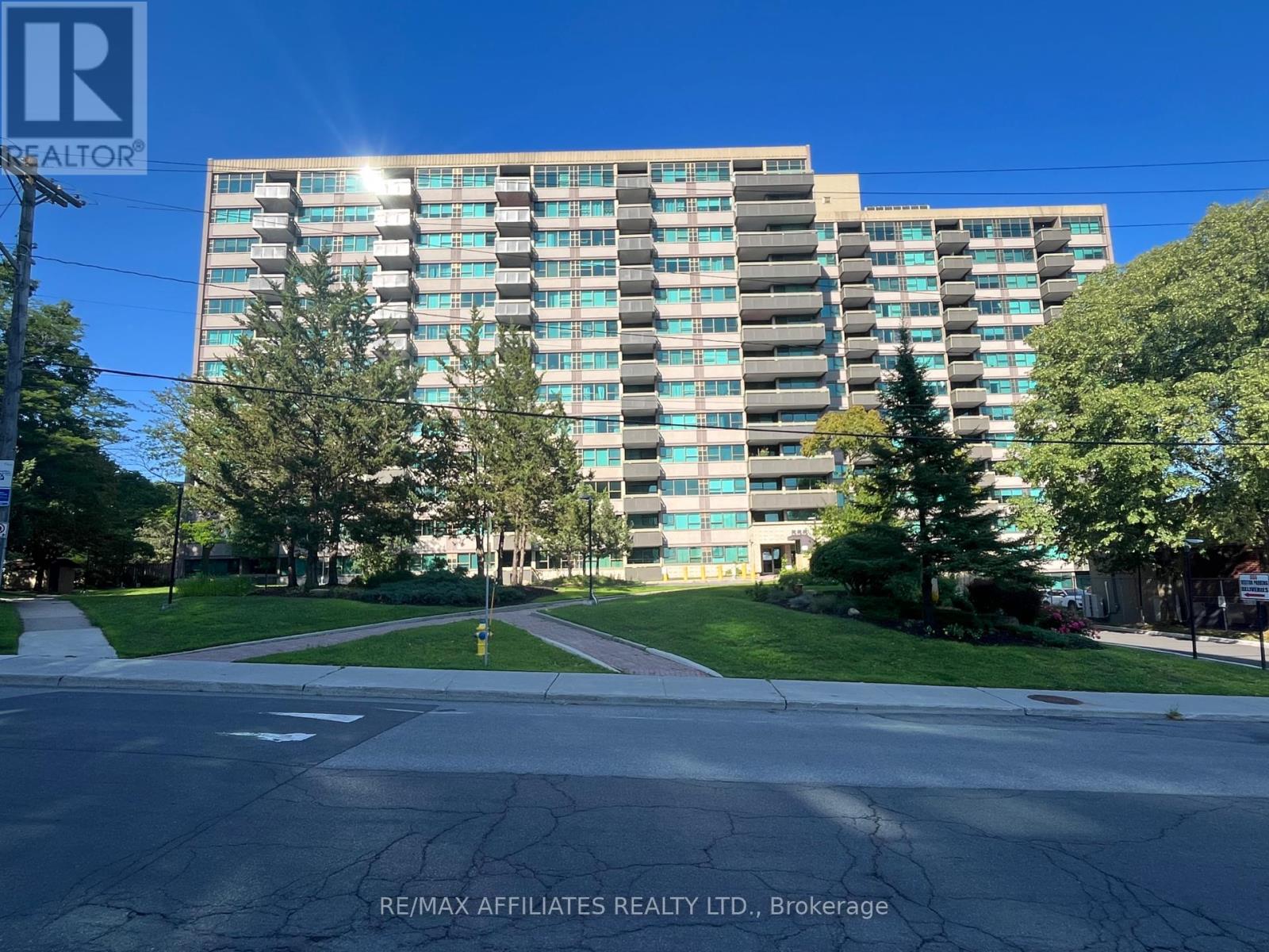 407 555 Brittany Dr, Ottawa, ON K1K 4C5