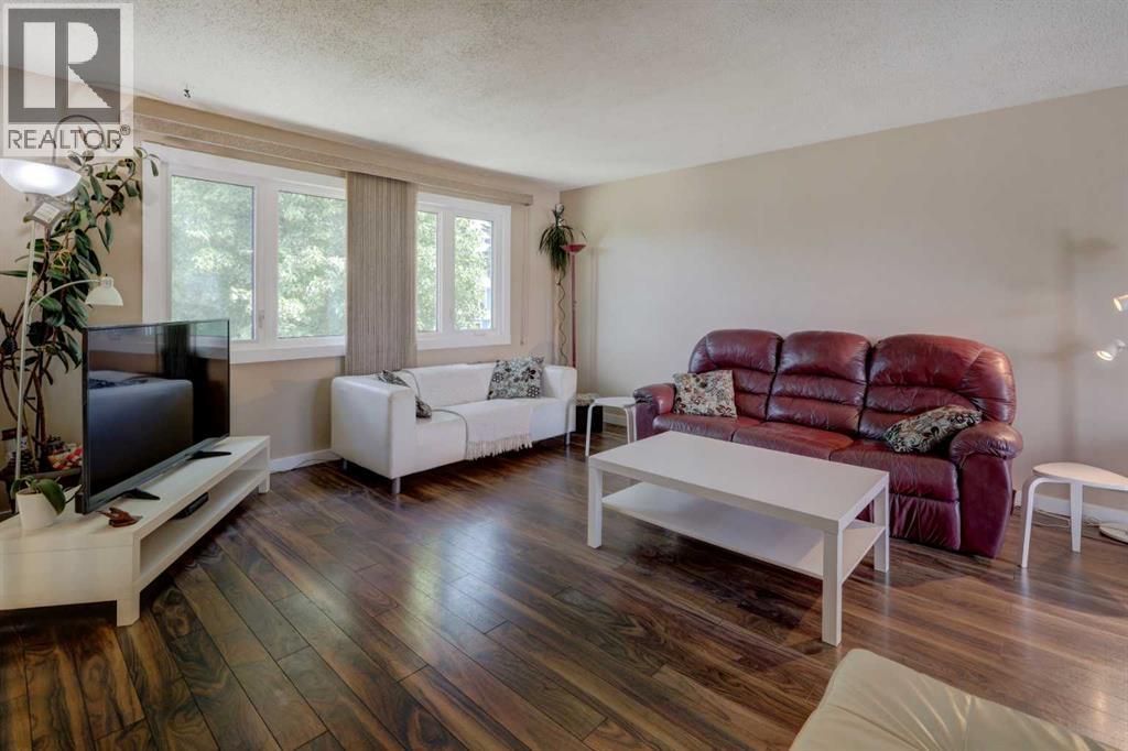 252 Rundleview Dr NE, Calgary, AB T1Y 1H8