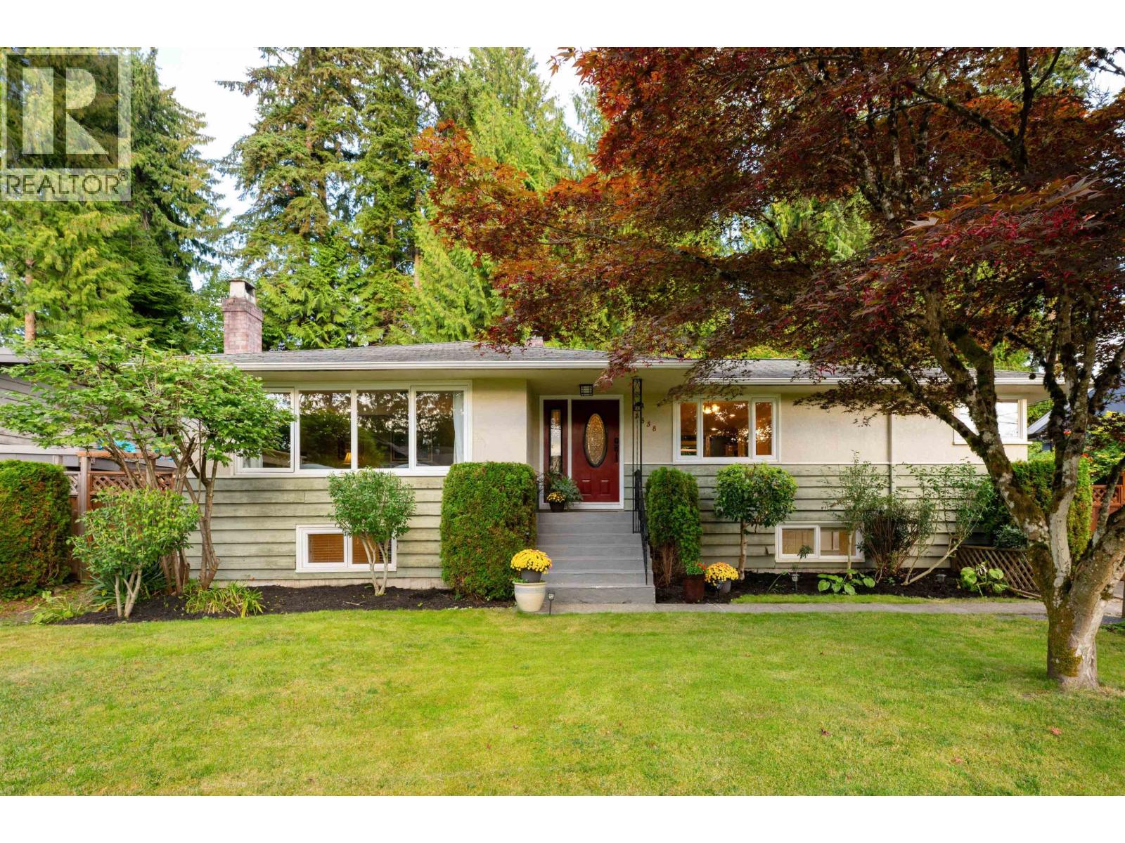 3658 Loraine Ave, North Vancouver, BC V7R 4B8