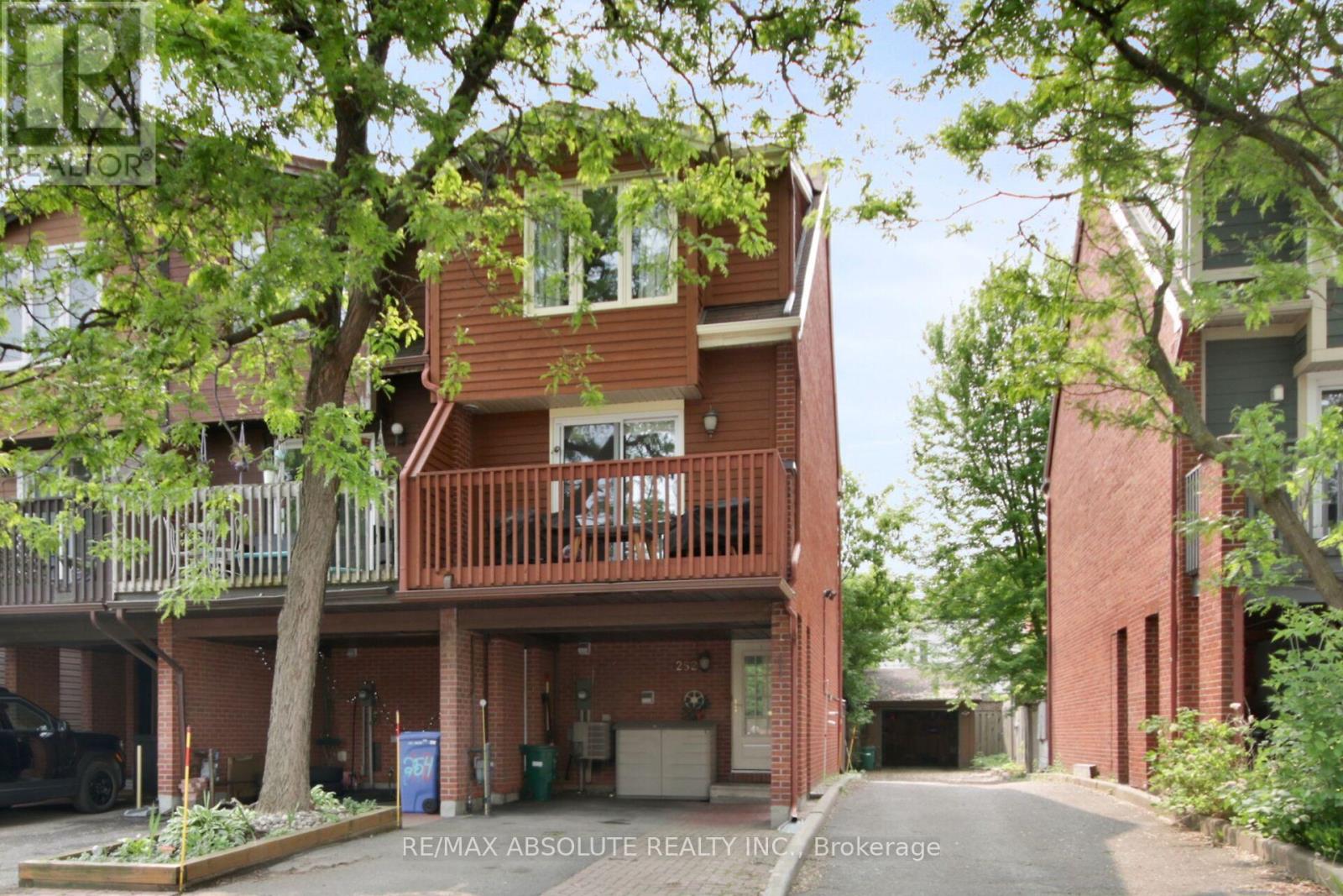252 Bruyere St, Ottawa, ON K1N 5E6