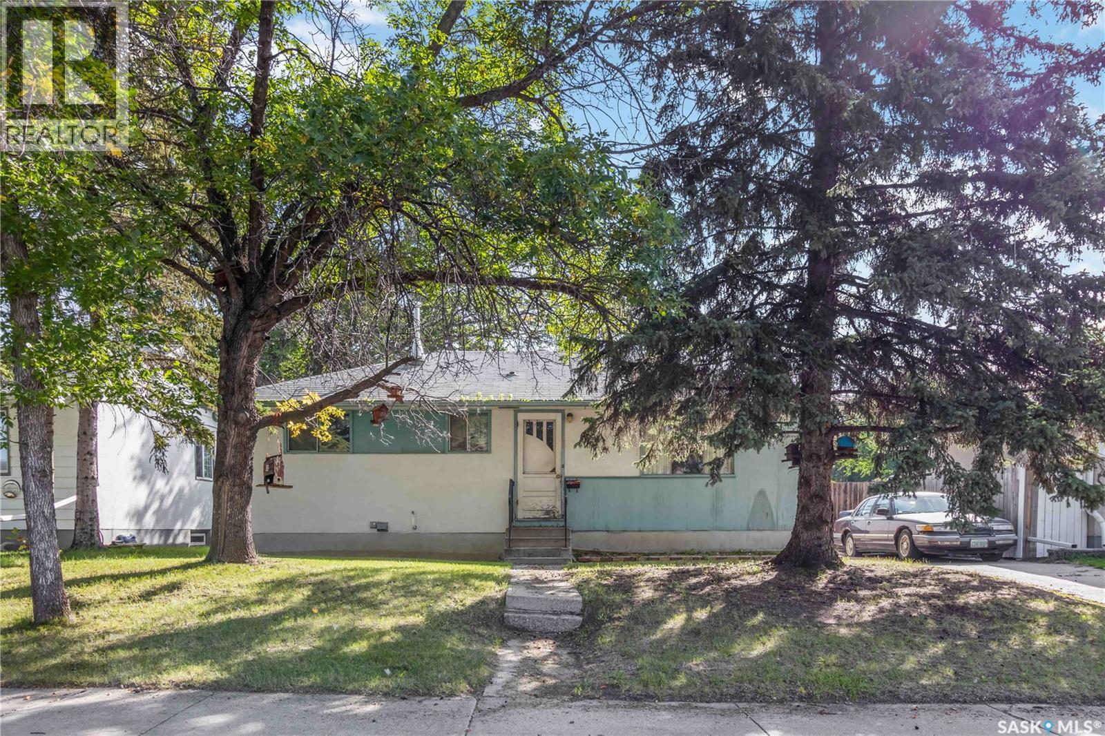 904 X Ave N, Saskatoon, SK S7L 3K4