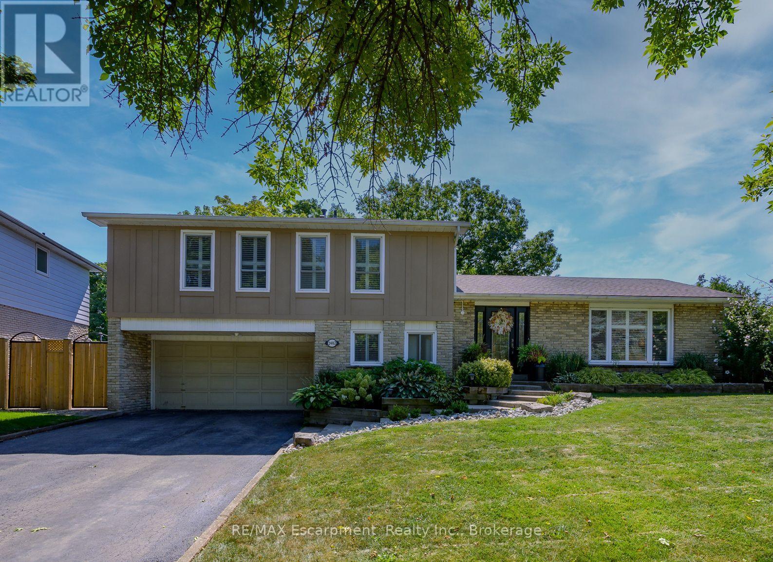2482 Waterford St, Oakville, ON L6L 5E6