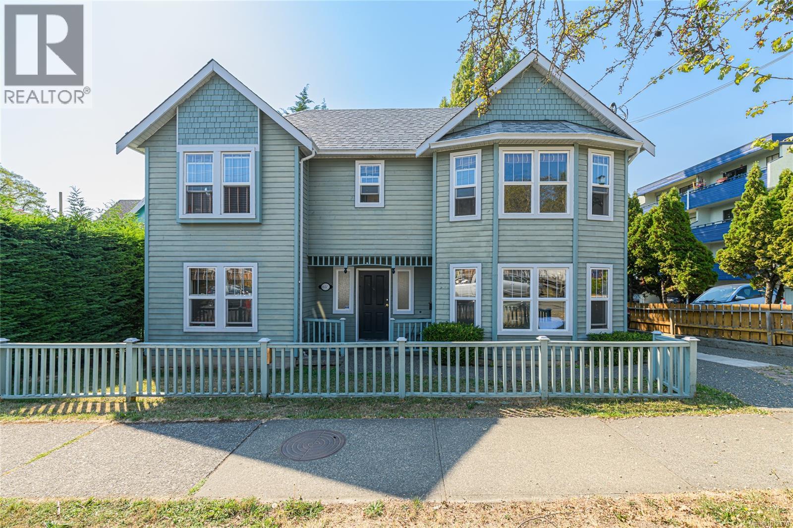 655 Sumas St, Victoria, BC V8T 5L1