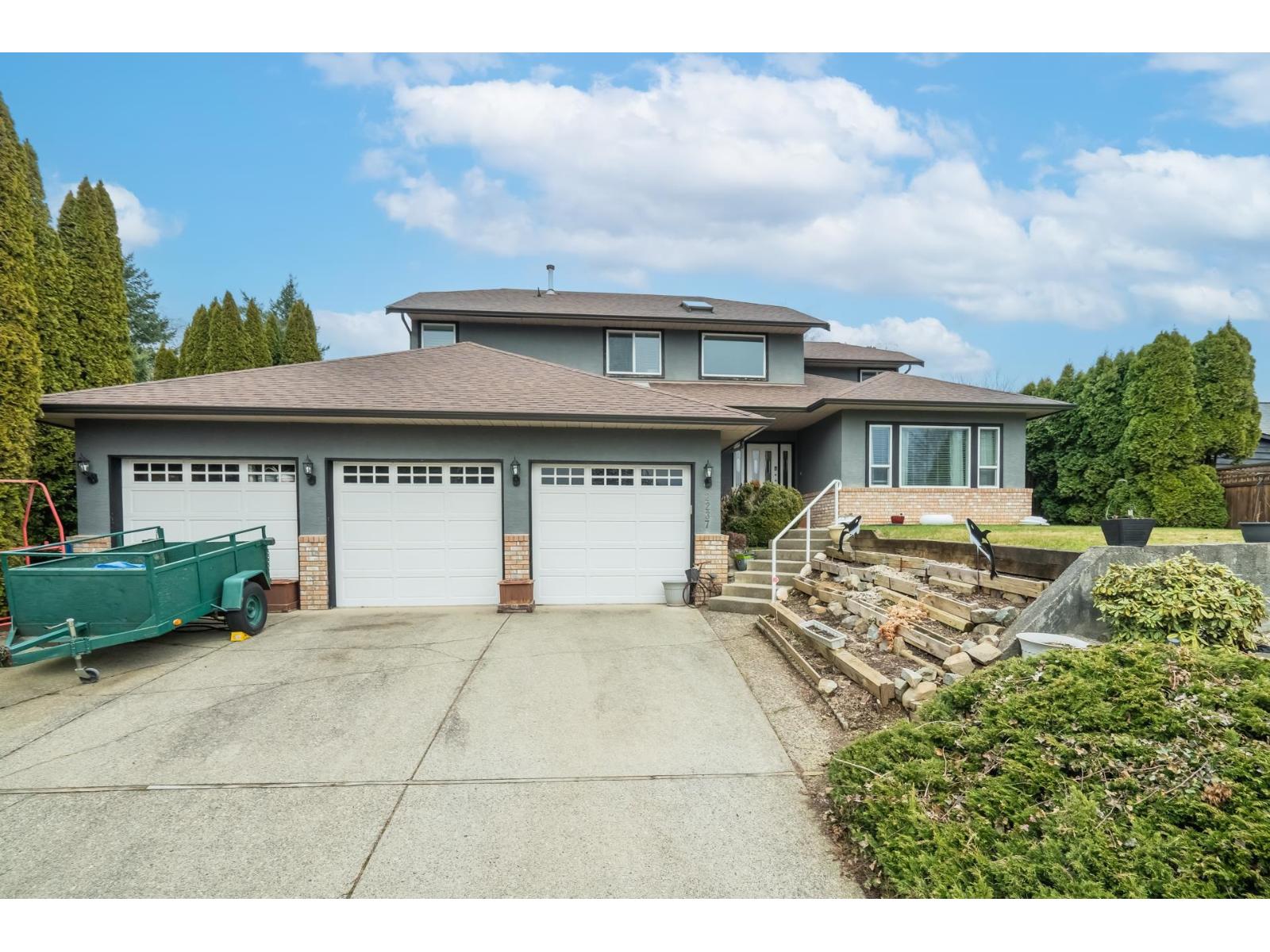 2237 Mountain Dr, Abbotsford, BC V3G 1E3
