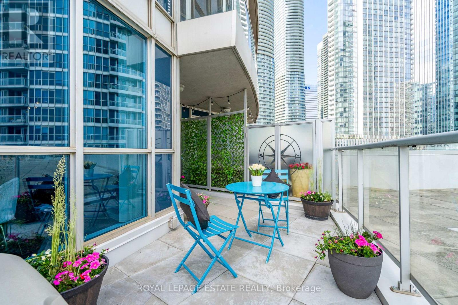 402 218 Queens Quay W, Toronto, ON M5J 2Y6