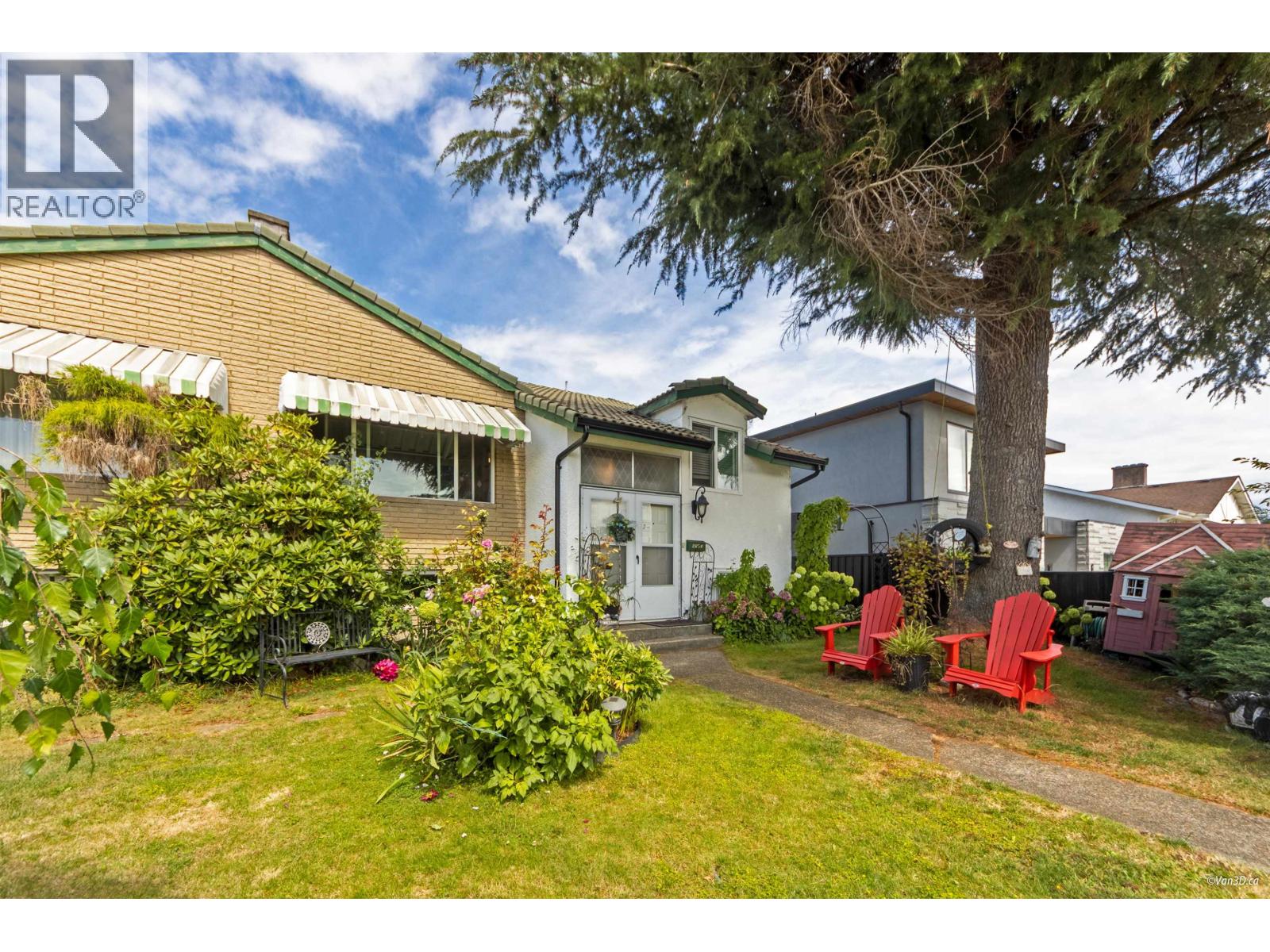 6593 Lochdale St, Burnaby, BC V5B 2M7