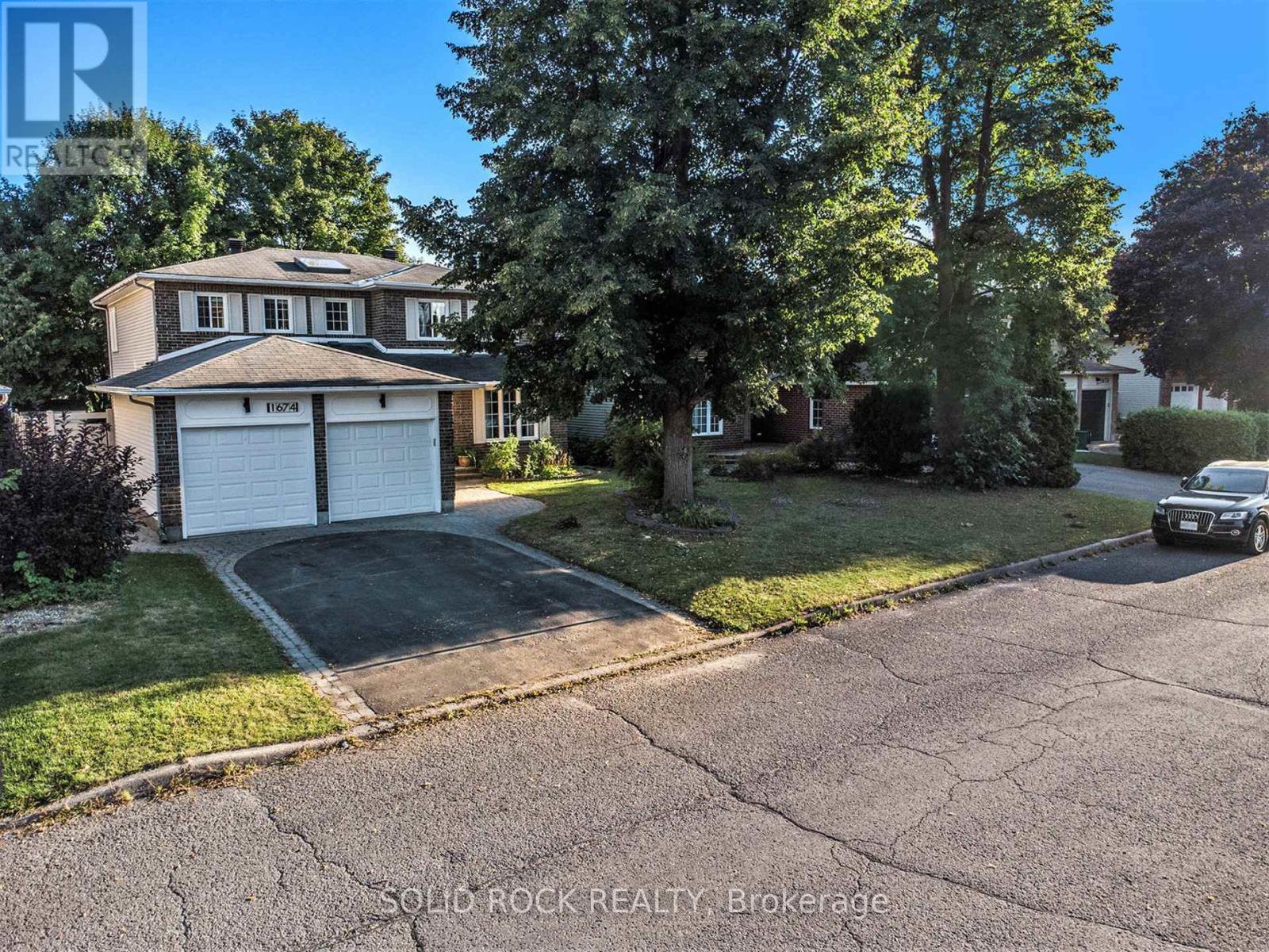 1674 Sansonnet St S, Ottawa, ON K1C 5Y6
