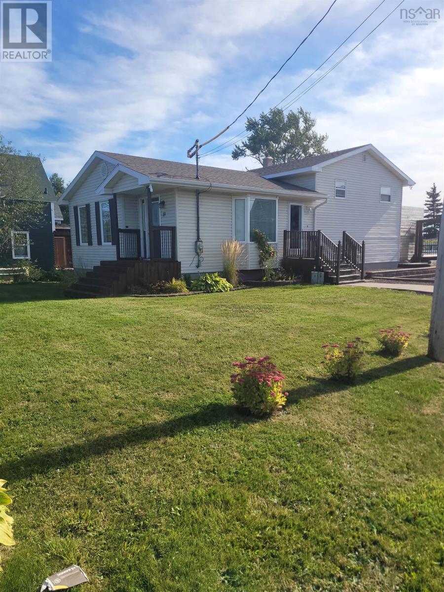 19 Highland St, Glace Bay, NS B1A 2T4