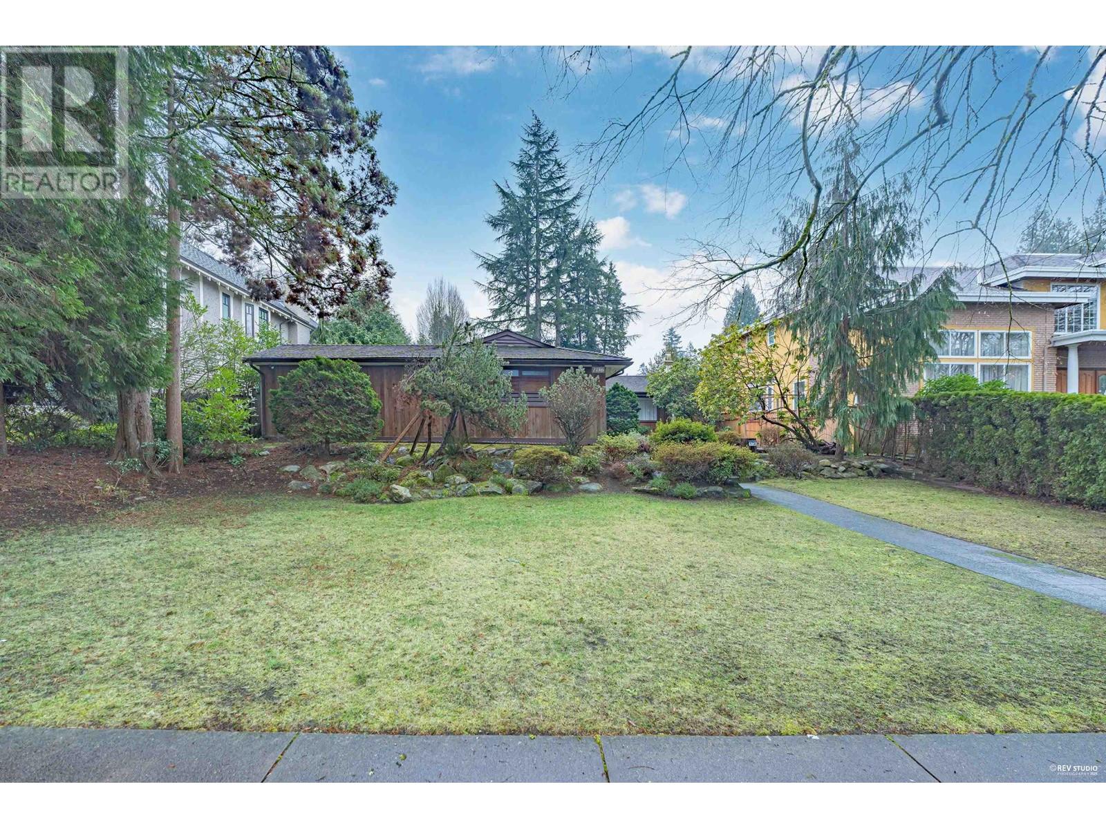 1736 W 37th Ave, Vancouver, BC V6M 1N1