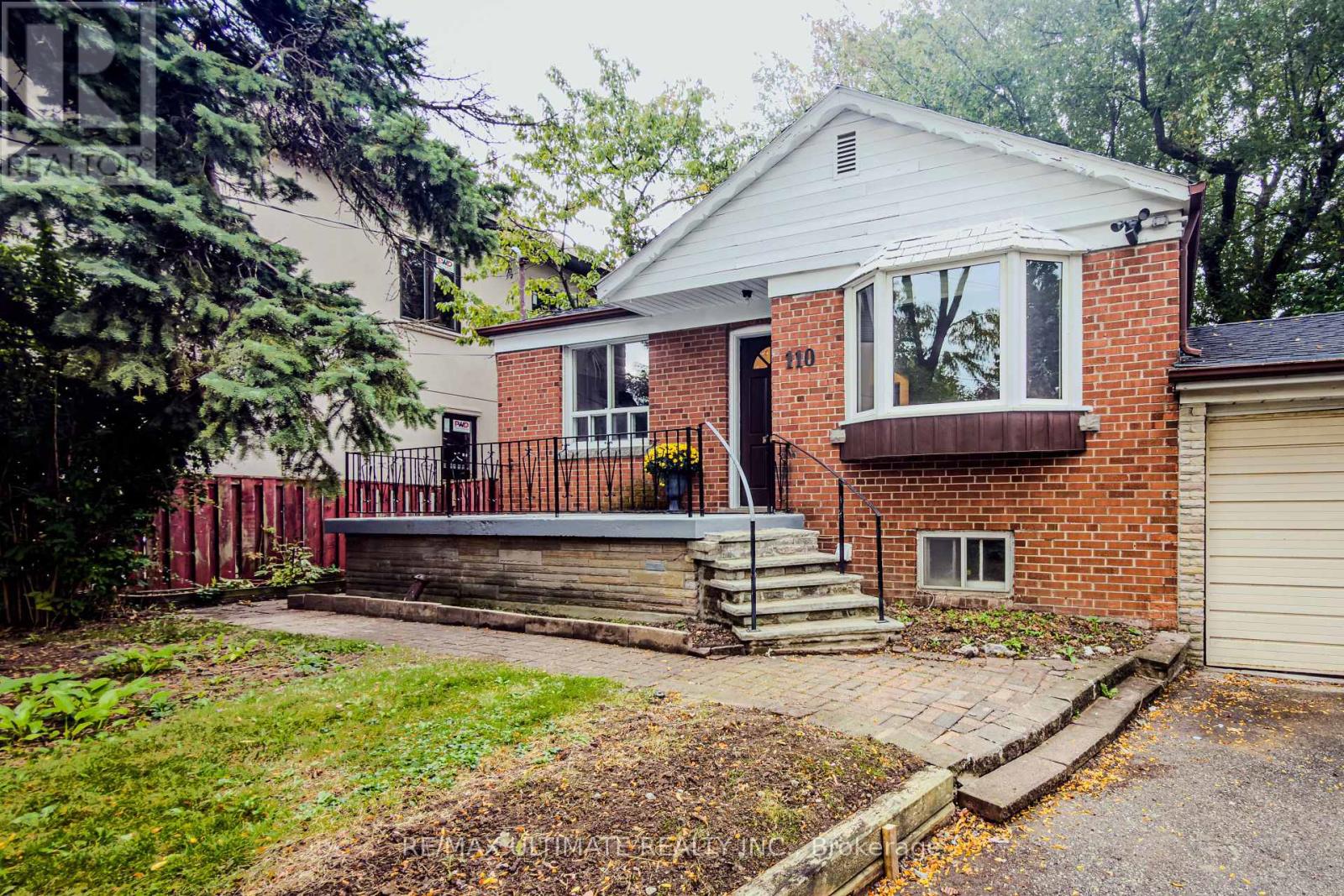 110 De Quincy Blvd, Toronto, ON M3H 1Y9