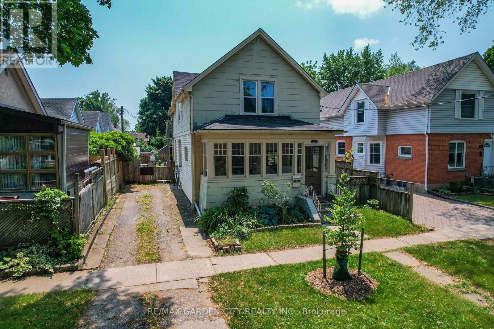 218 Russell Ave S, St. Catharines, ON L2R 4E8