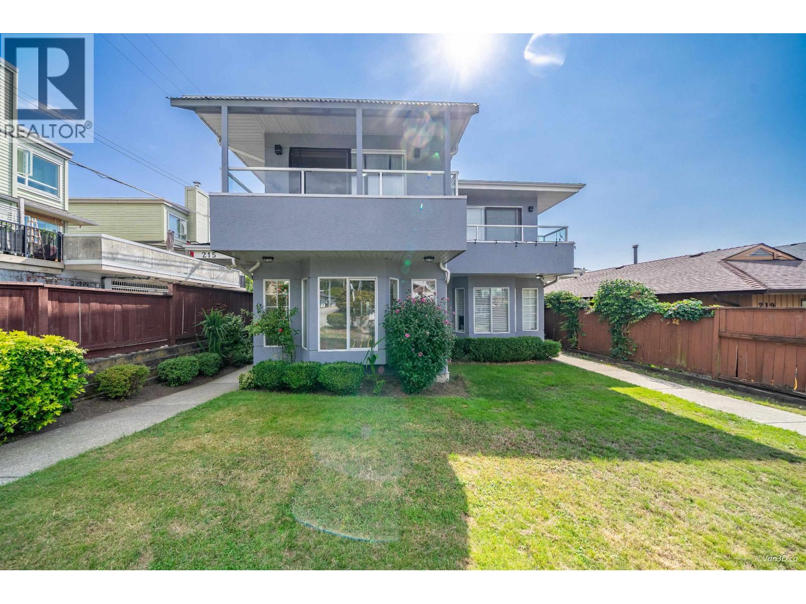 215 W 18th St, North Vancouver, BC V7M 1W7