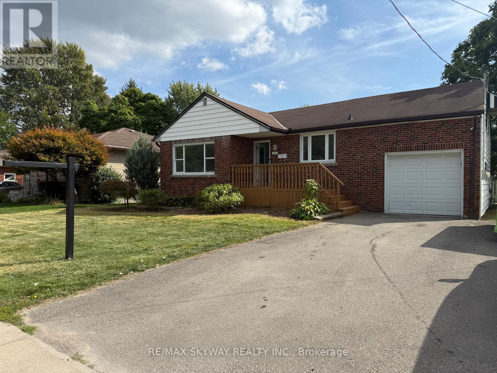 207 Thorold Rd, Welland, ON L3C 3V9