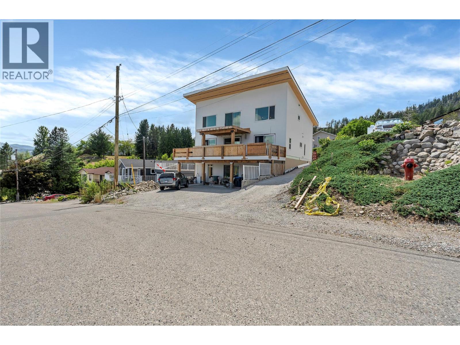 6074 Jackson Cres, Peachland, BC V0H 1X4