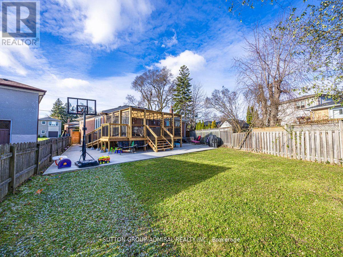 17 Dorchester Dr, Toronto Clanton Park, ON M3H 3J2