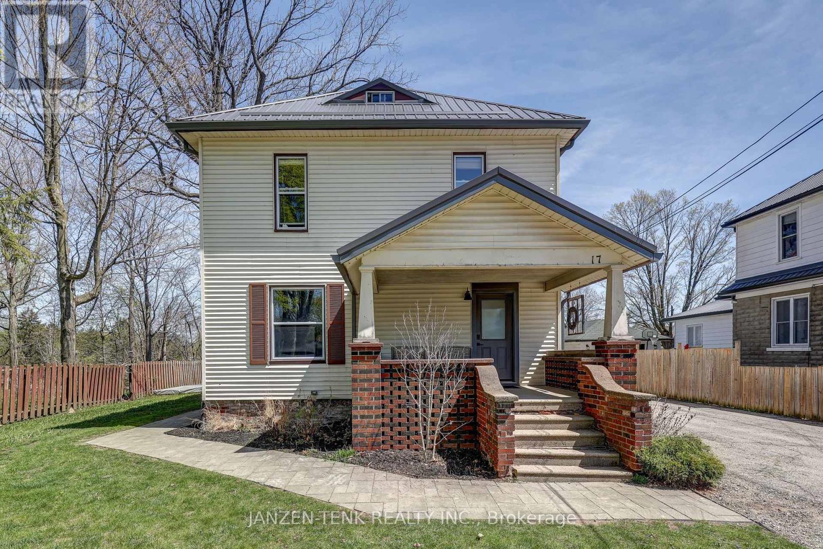 17 Oak St, Aylmer, ON N5H 1G3