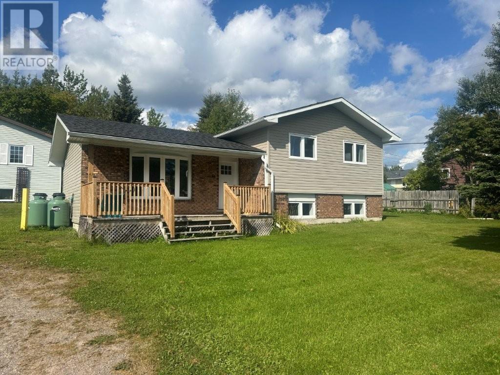 64 Parkway Pl, Terrace Bay, ON P0T 2W0