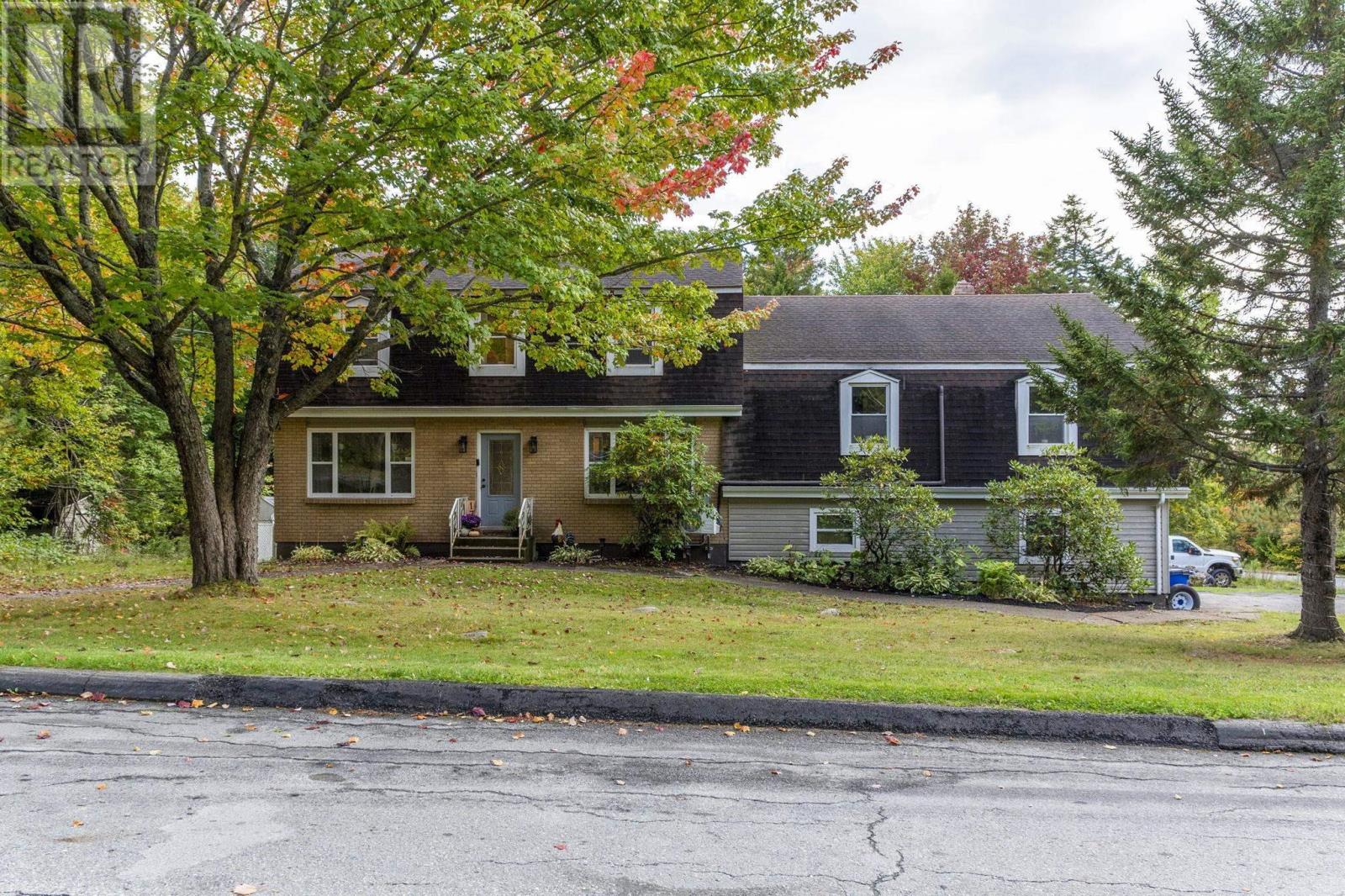 173 Richardson Dr, Fall River, NS B2T 1E7