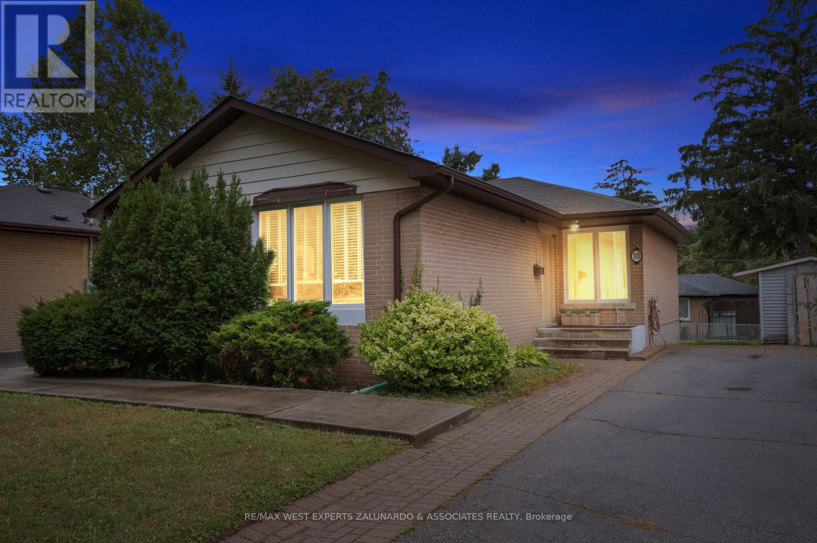 10 Dashwood Cres, Toronto, ON M9V 2N7