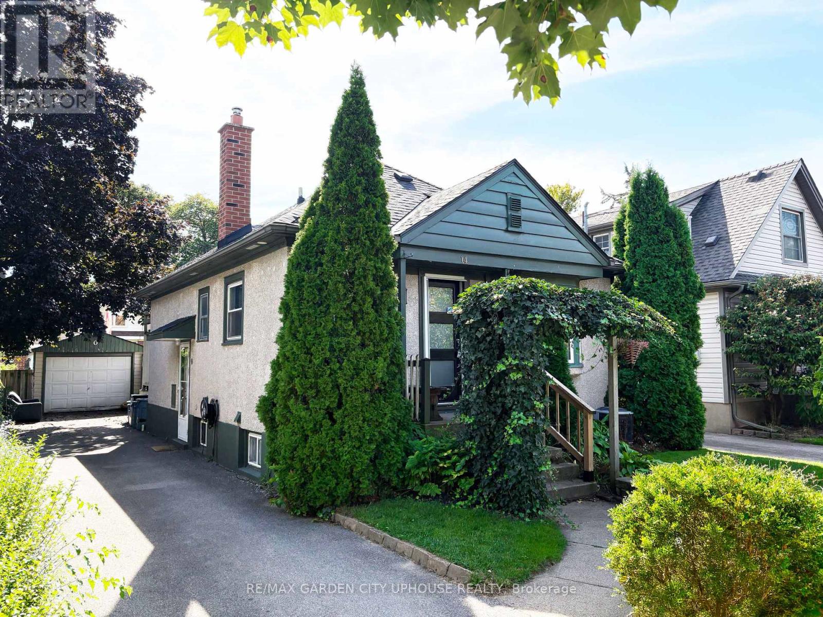 14 Spruce St, St. Catharines, ON L2R 1B3