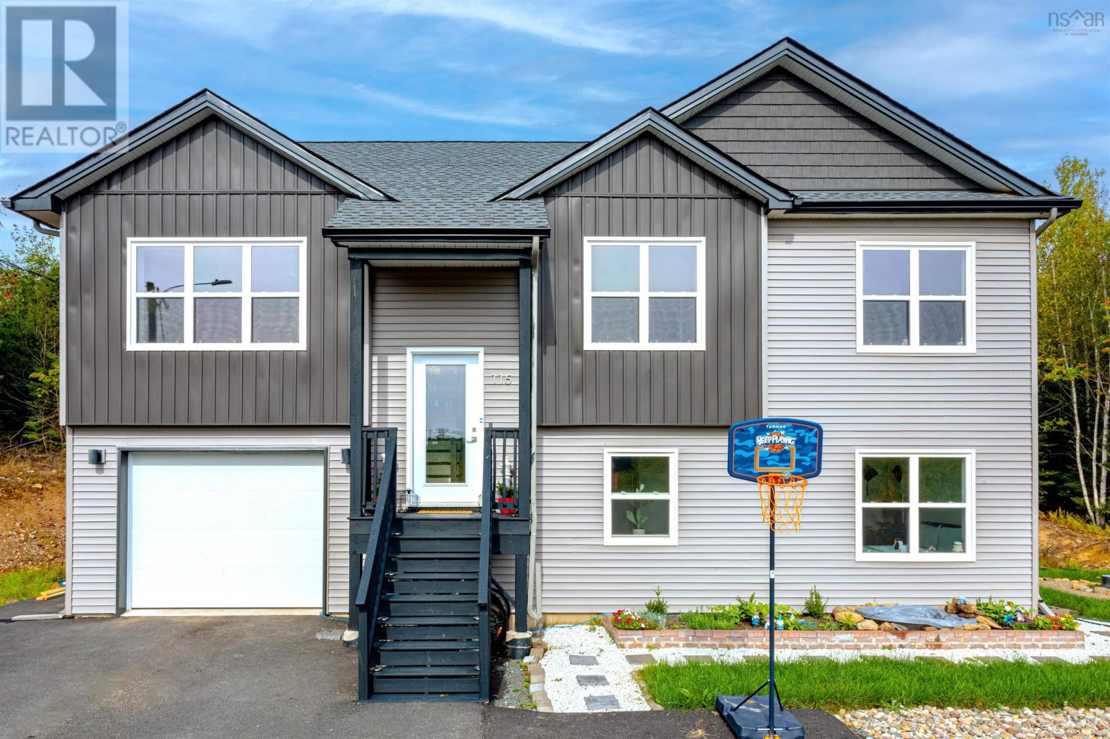 115 Lindforest Ct, Middle Sackville, NS B4E 3J2
