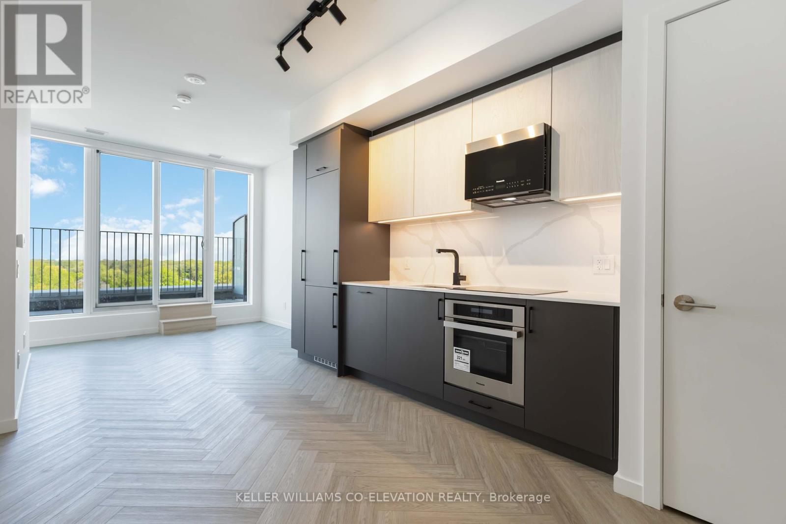 818 689 The Queensway St, Toronto Stonegate-queensway, ON M8Y 1L1