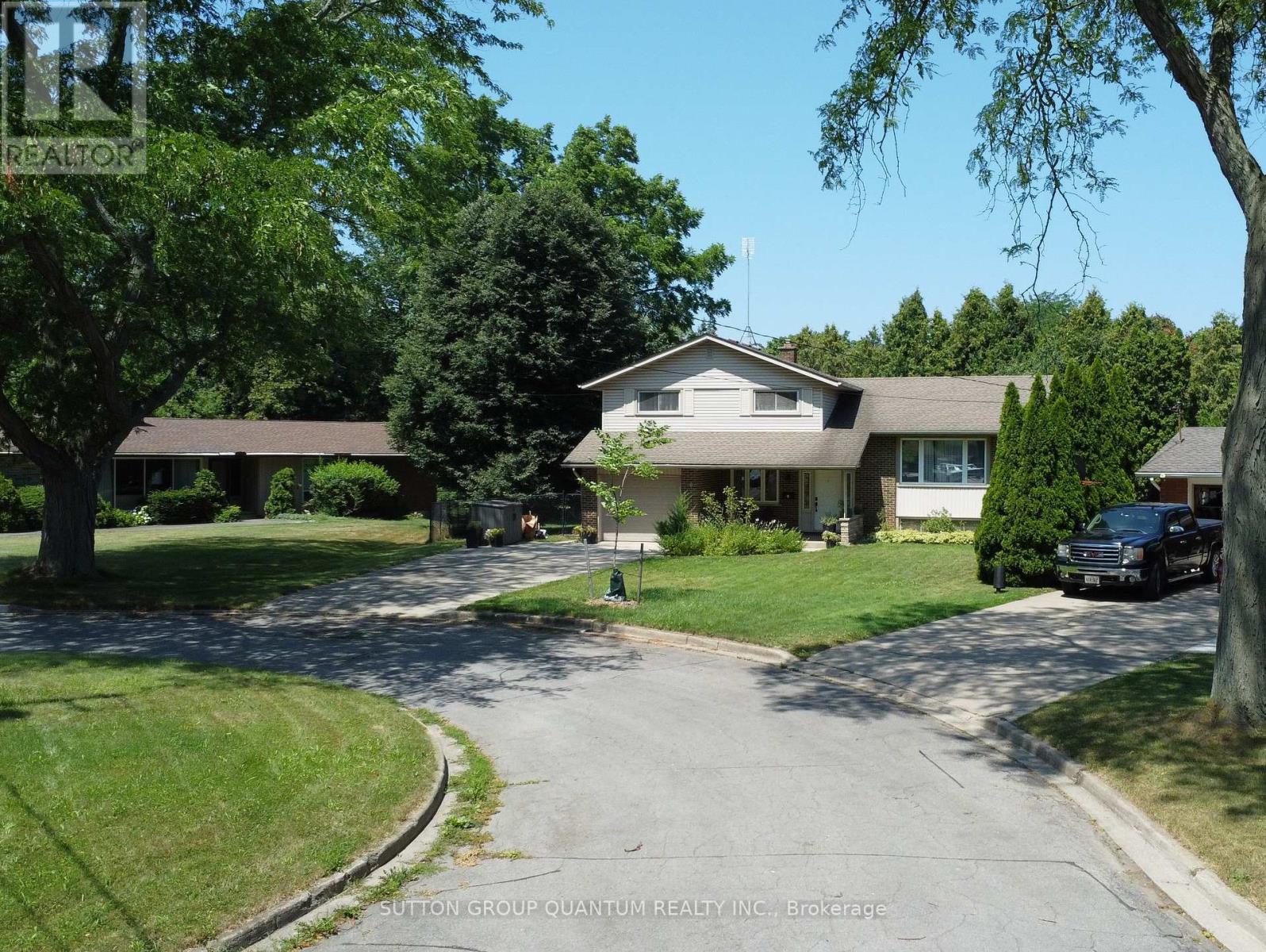 3 Colonial Ct, St. Catharines, ON L2N 2R2