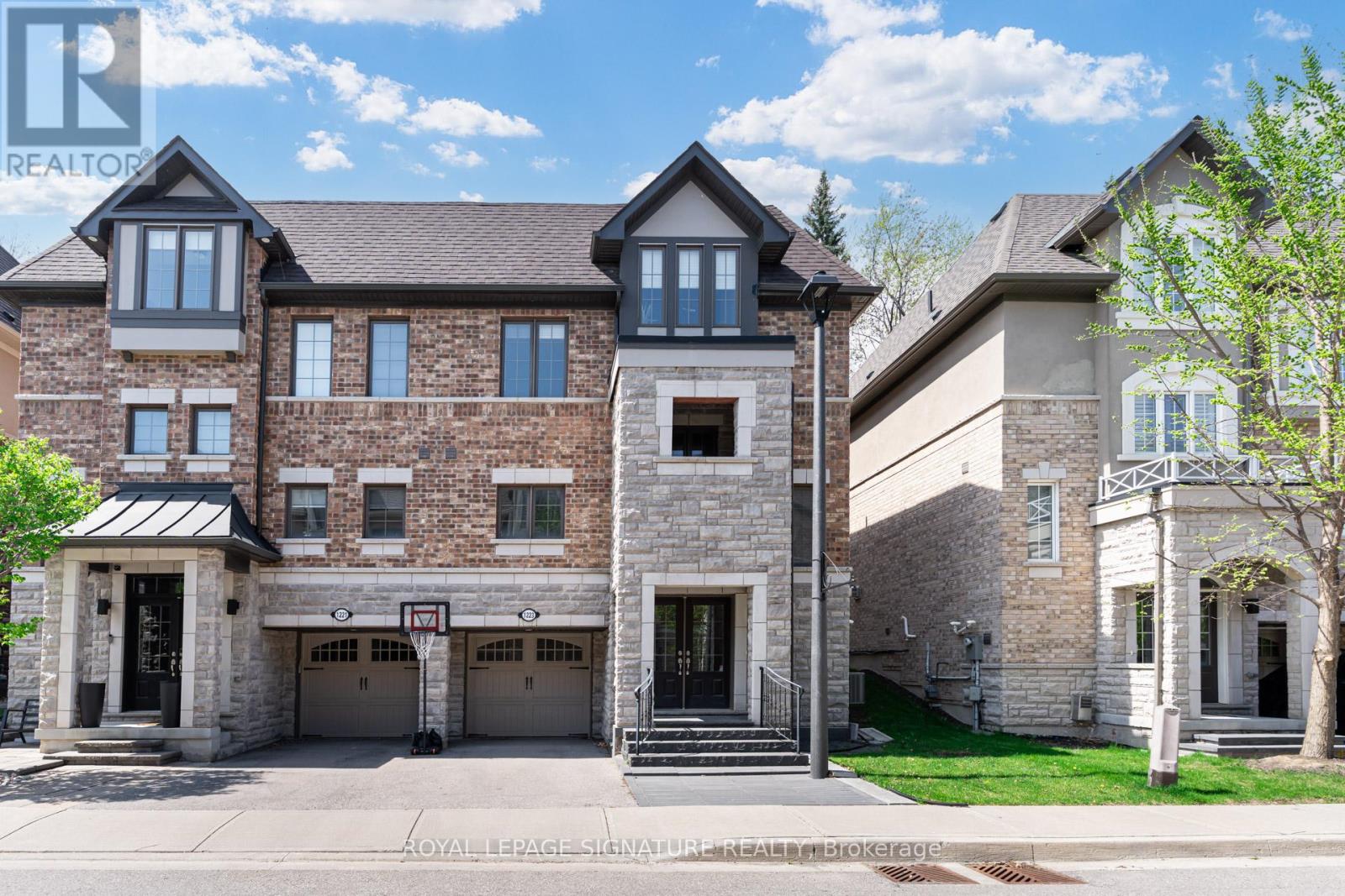 1223 Azinger Ln, Mississauga, ON L5E 0A7