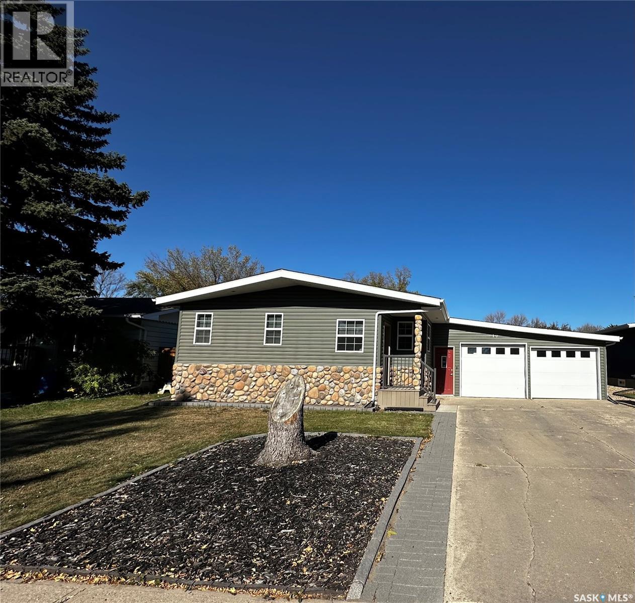 19 Mckinnon Bay, Weyburn, SK S4H 1L8