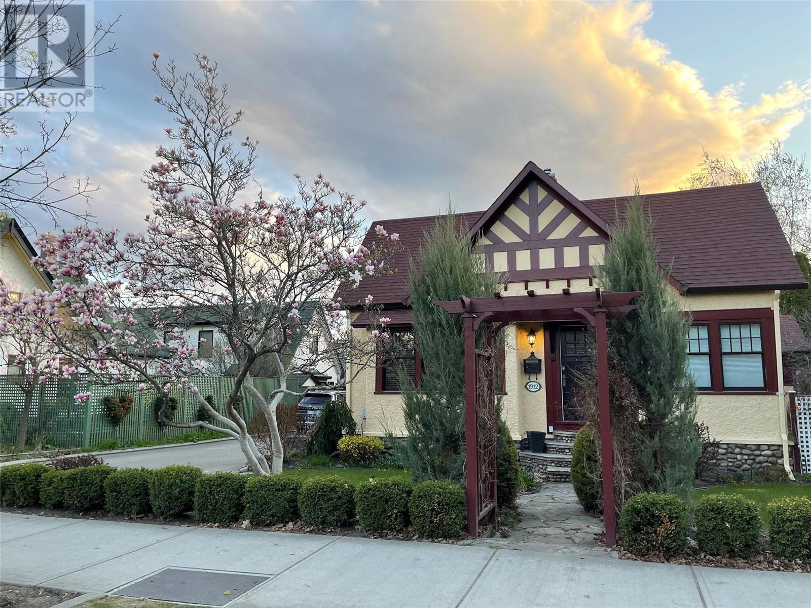 1912 Abbott St, Kelowna, BC V1Y 1B7