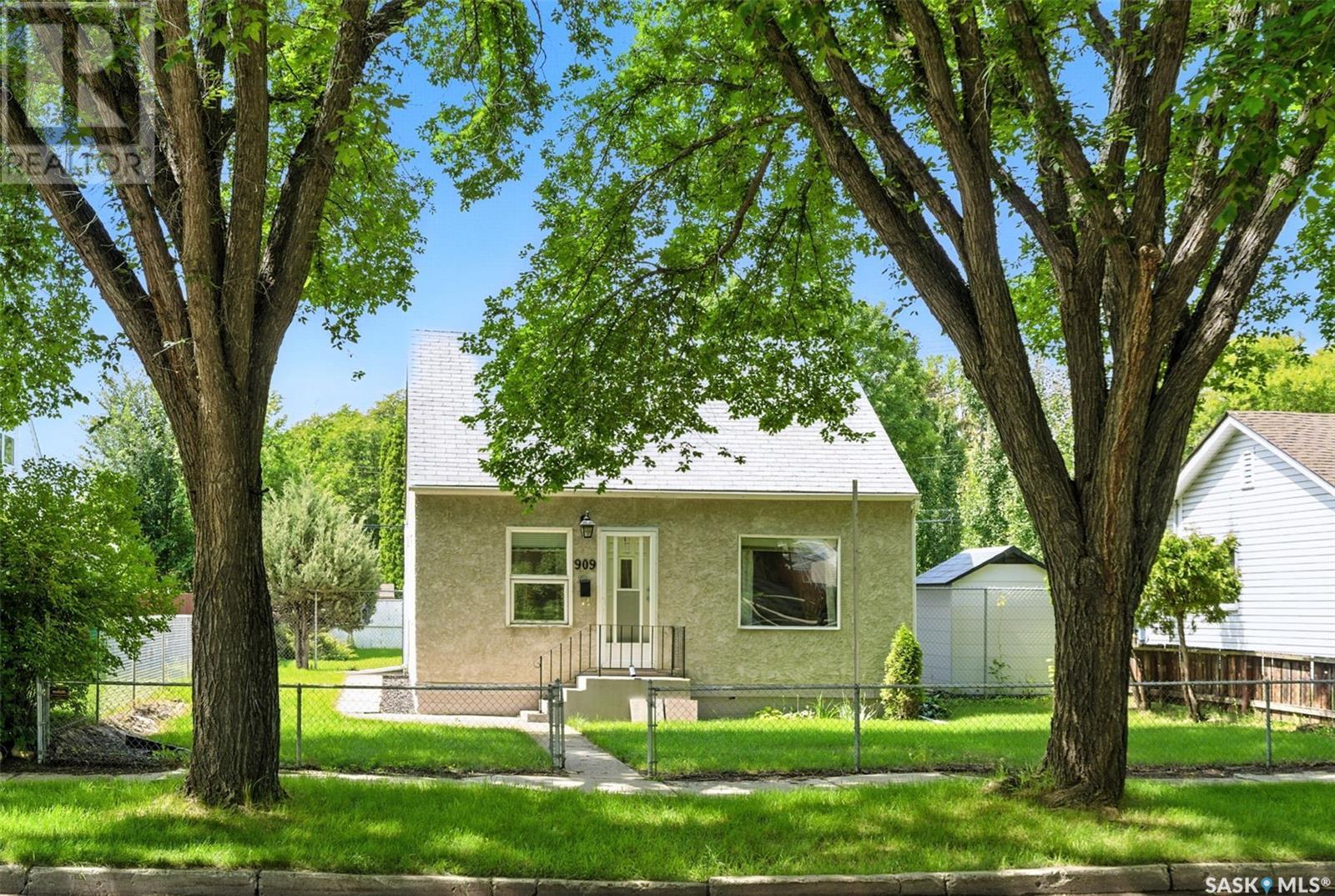 909 I Ave N, Saskatoon, SK S7L 2L1