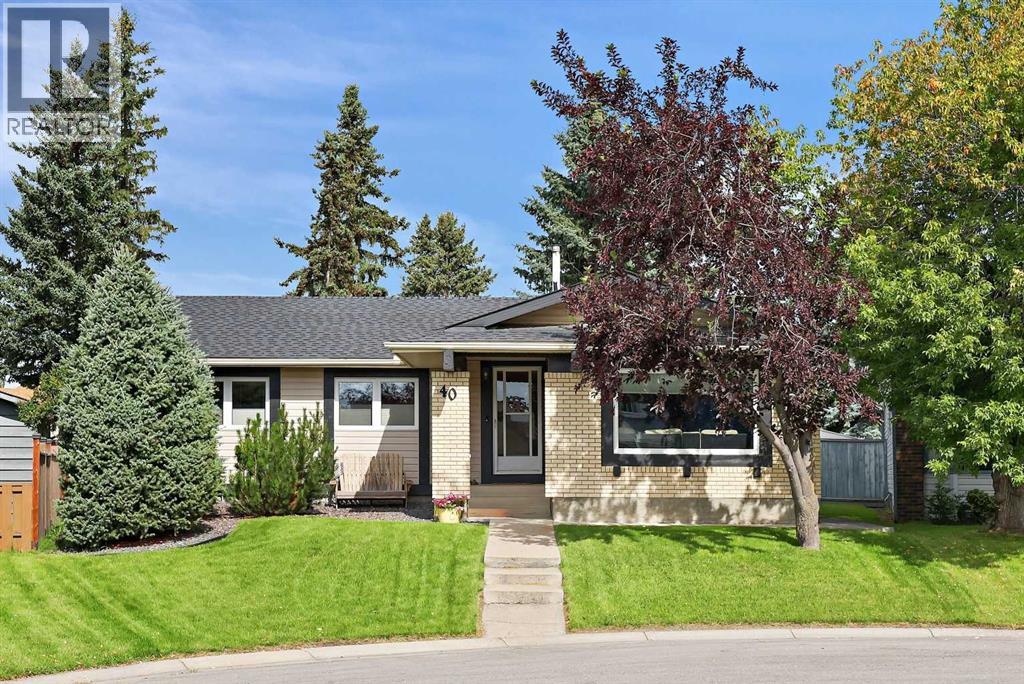 40 Woodbrook Ct SW, Calgary, AB T2W 4G1