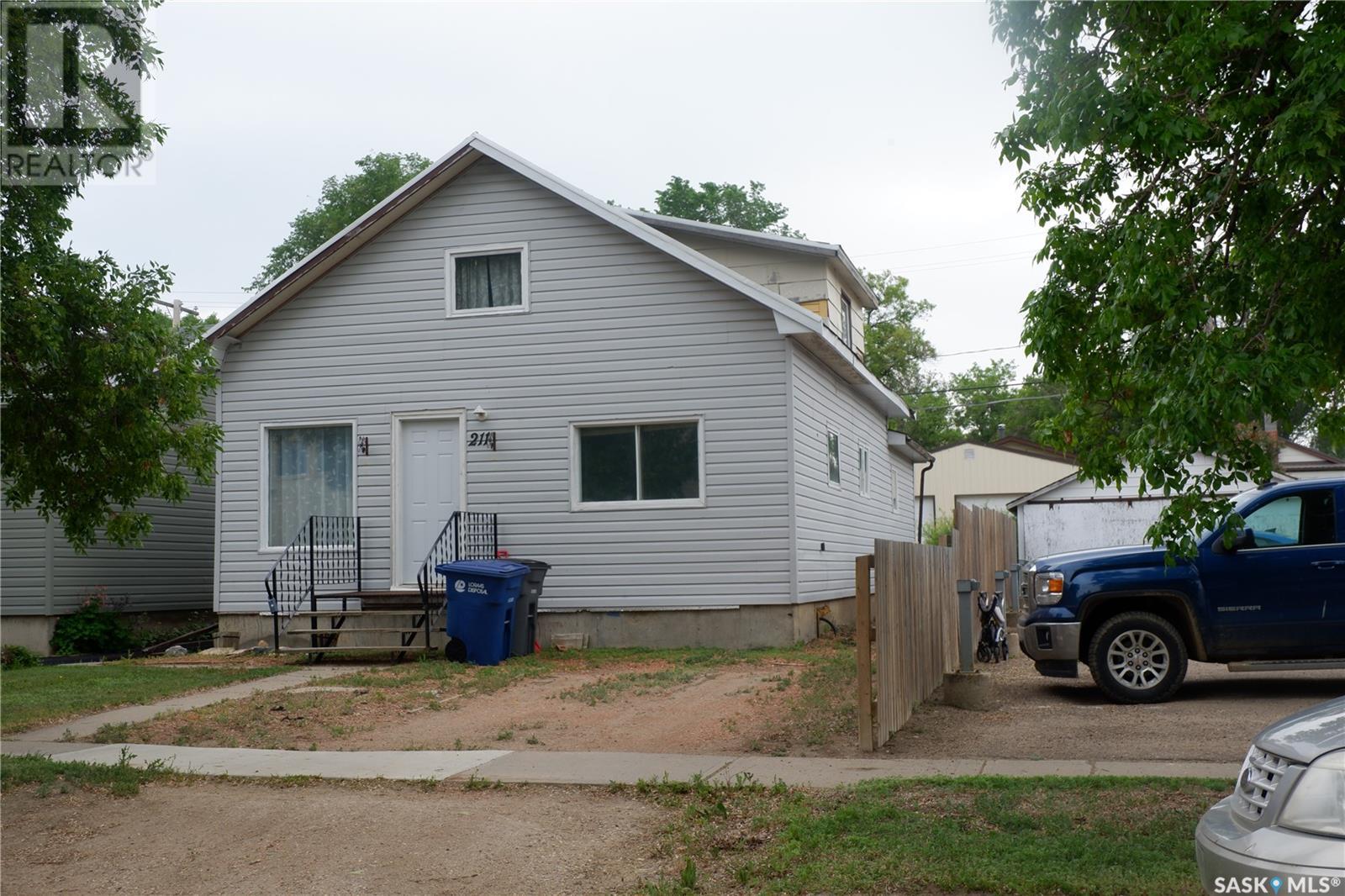 211 4th Avenue West, Assiniboia, SK S0H 0B0