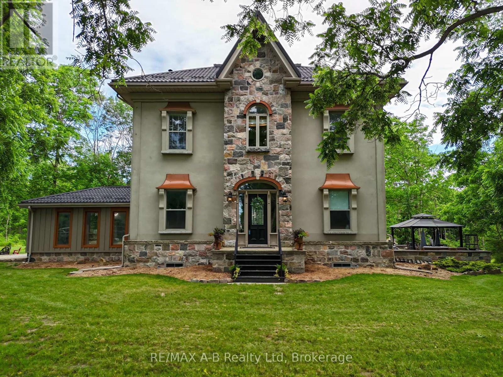 12096 Gale Rd, North Middlesex, ON N0M 1P0