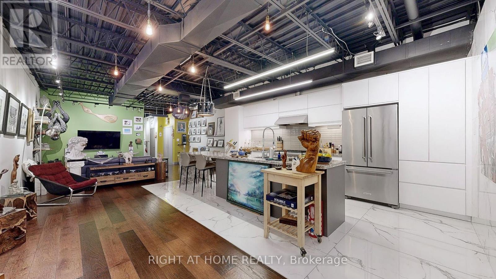 2400 St Clair Ave W, Toronto, ON M6N 1L1