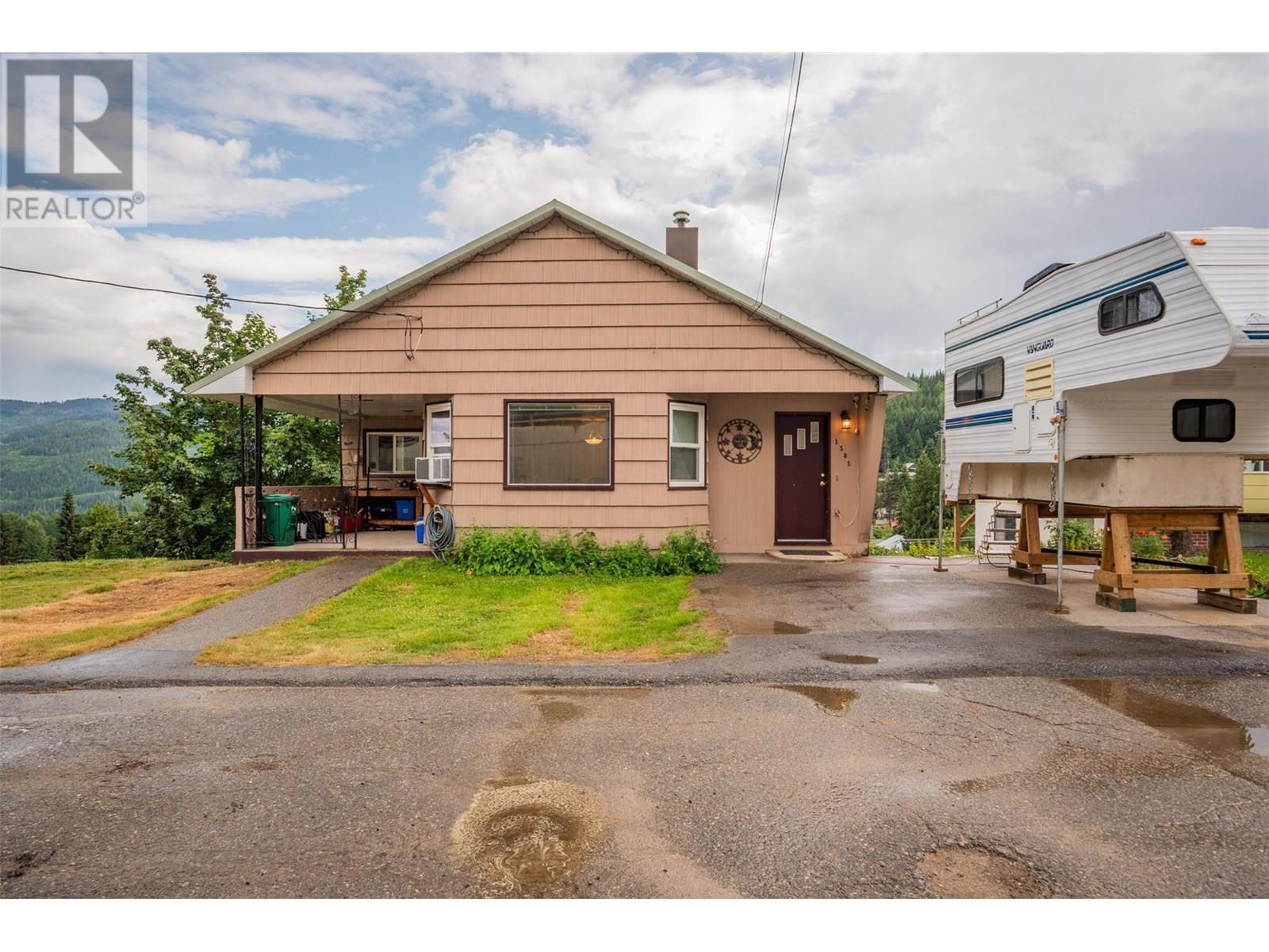 1585 Dunn Cres, Rossland, BC V0G 1Y0