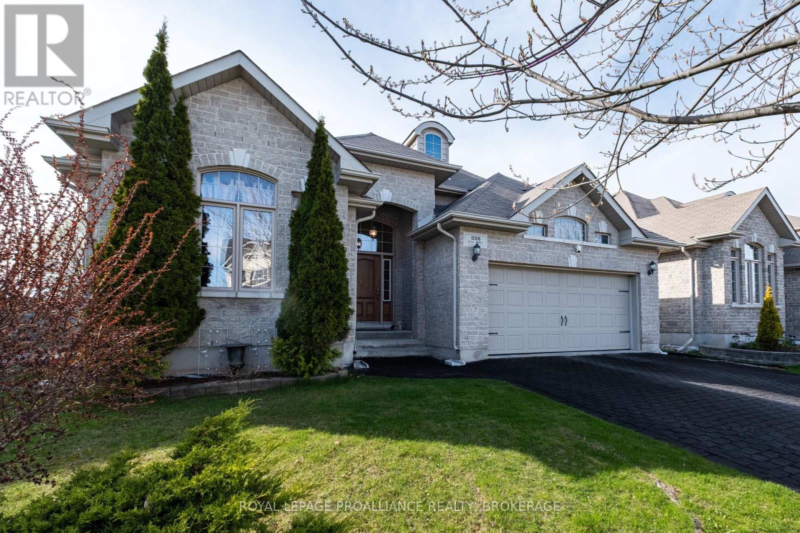 226 Rose Abbey Dr, Kingston, ON K7K 0A2