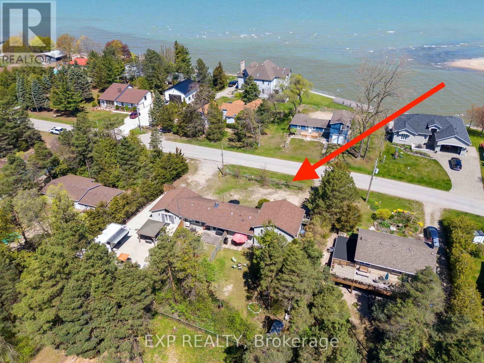 7495 Dune Dr, Lambton Shores, ON N0M 2L0