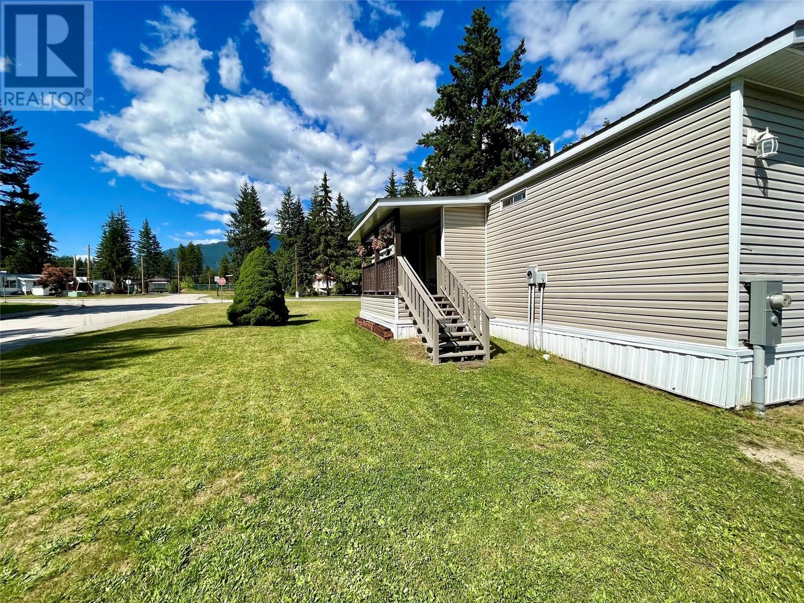 833 Columbia Cres, Nakusp, BC V0G 1R0