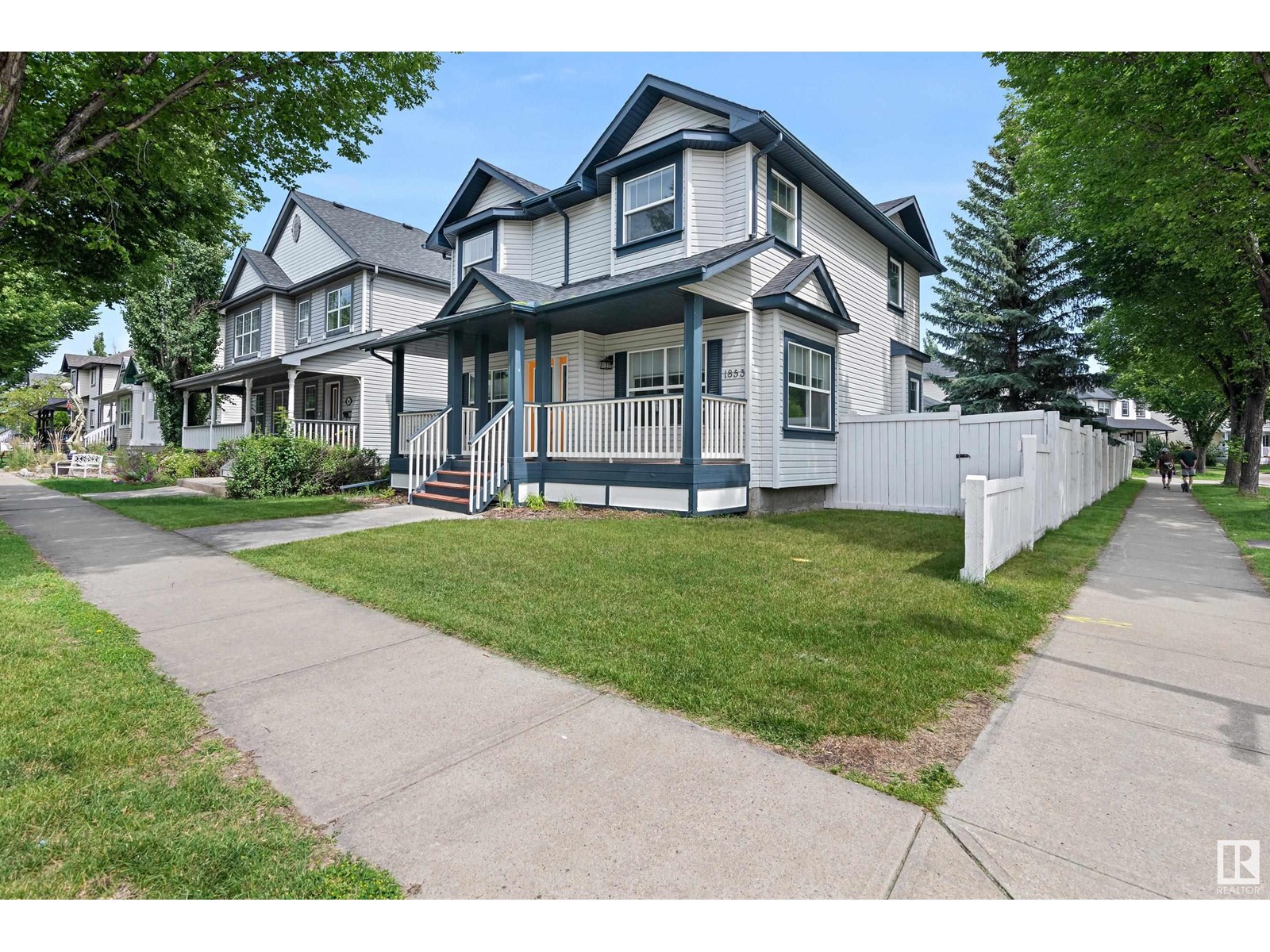 1853 Tomlinson Way NW, Edmonton, AB T5R 2W5